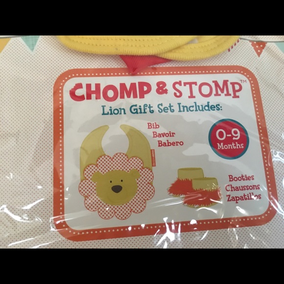 Lion Bib and Booties set - Picture 4 of 7